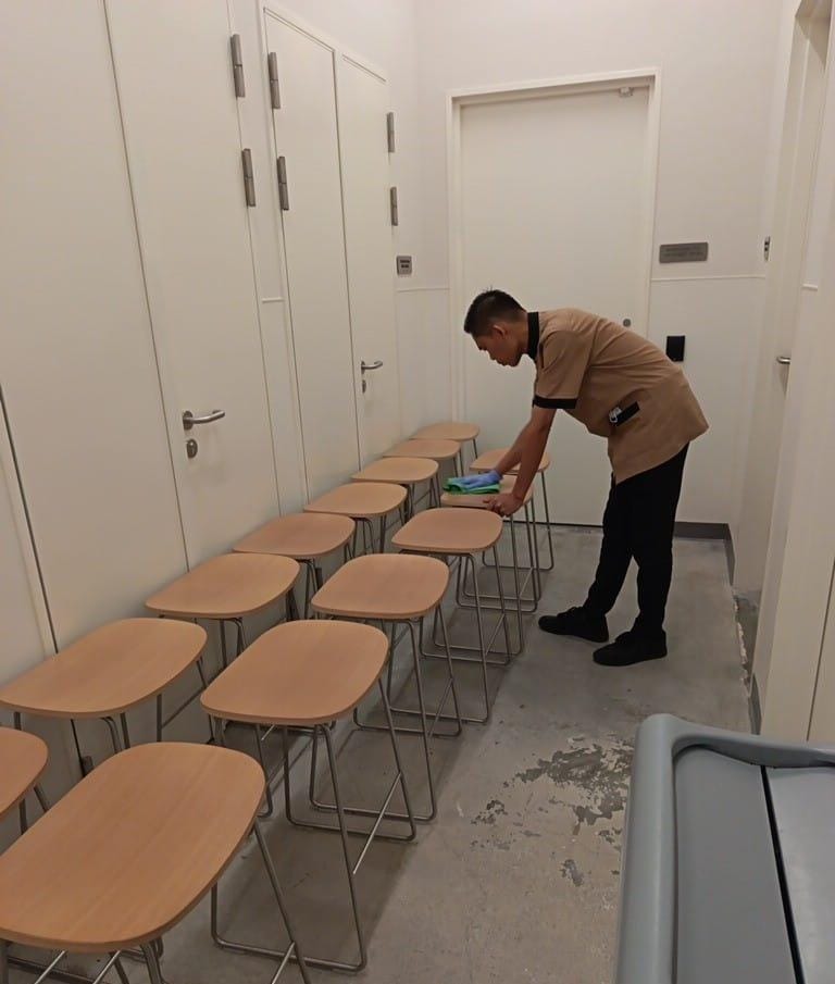 14.Clean & Chair Arrangement