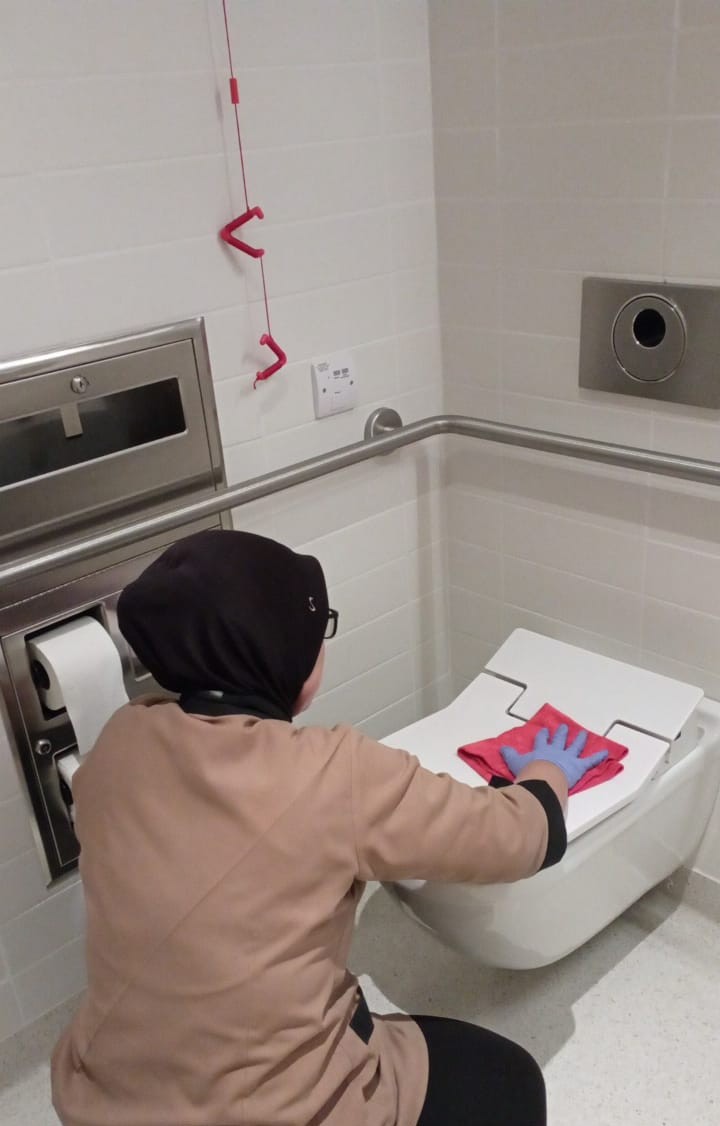 8.Cleaning Toilet (Clean & Dry Toilet Bowl)_4512