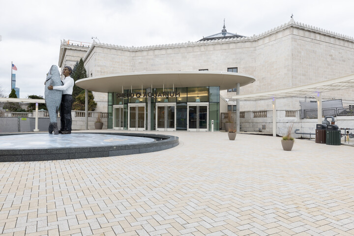 Shedd- Man With Fish and Entrance_6812